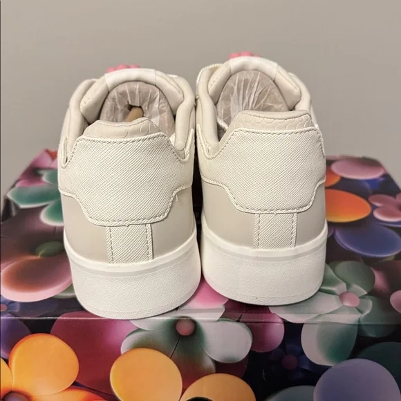 Aldo Women’s Hyperthalamuscorp Sneakers with Charms in Color Natural Size 5 - Picture 4 of 11